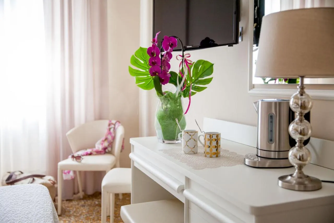 Hotel Mediterraneo لايقويليا